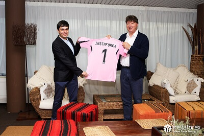 La société InstaForex était le partenaire officiel du club de football de Palerme de 2015 à 2017.